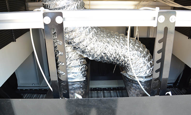 電腦小音箱外殼UV固化機(jī).jpg 電腦小音箱外殼UV固化機(jī).jpg